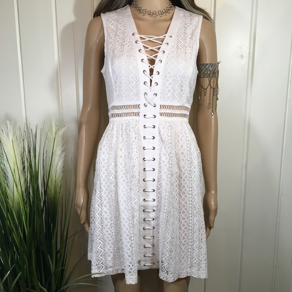 boutique Dresses & Skirts - BEAUTIFULLY DETAILED LACE DRESS